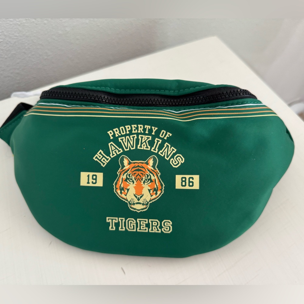 Stranger Things LE Fanny Pack MAC Makeup Release